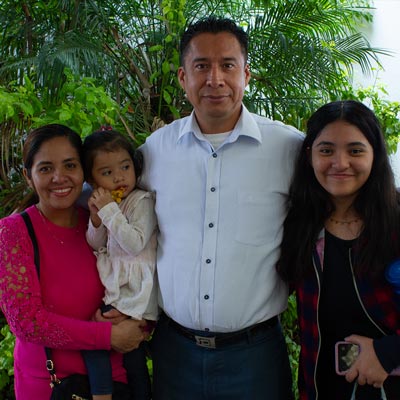 Reunión de familias en iglesia cristiana en Querétaro