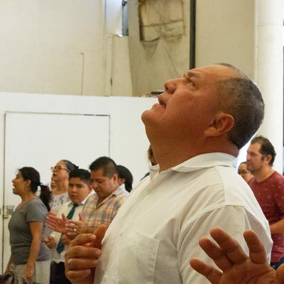 Adorando en Iglesia Cristiana